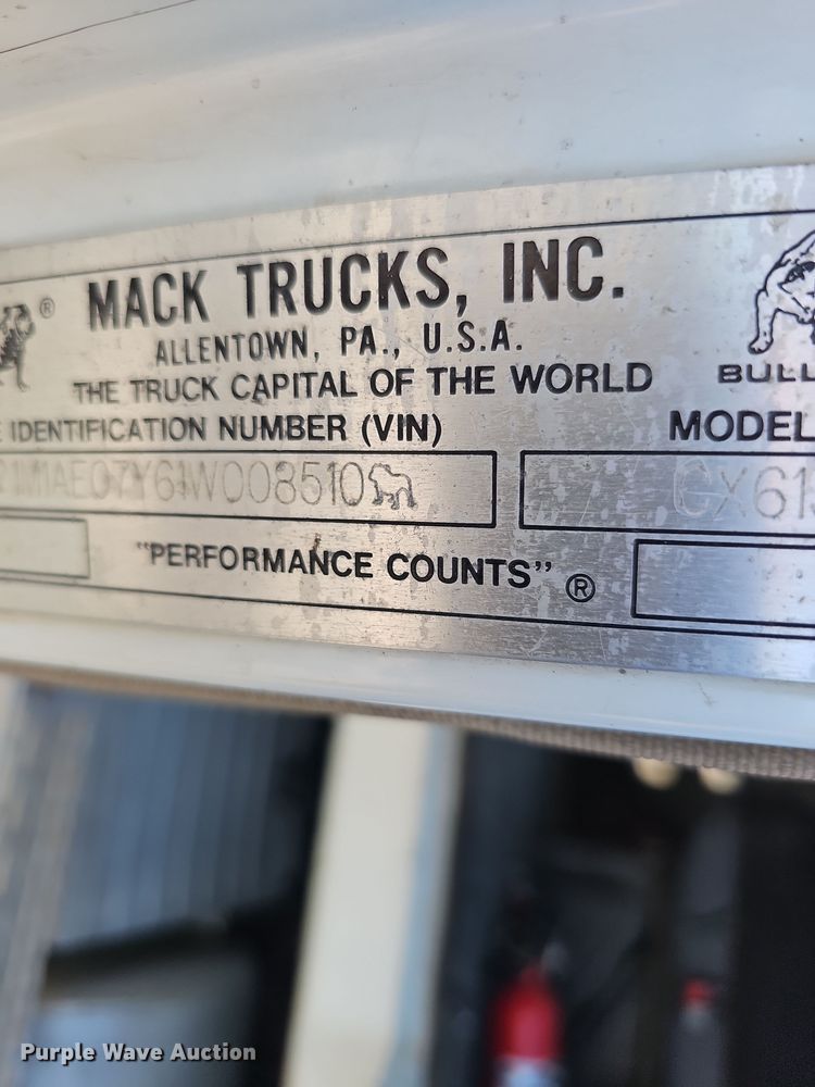 image for item IO9750 2001 Mack CX613 Vision  semi truck