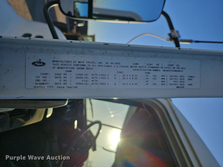 image for item IO9750 2001 Mack CX613 Vision  semi truck