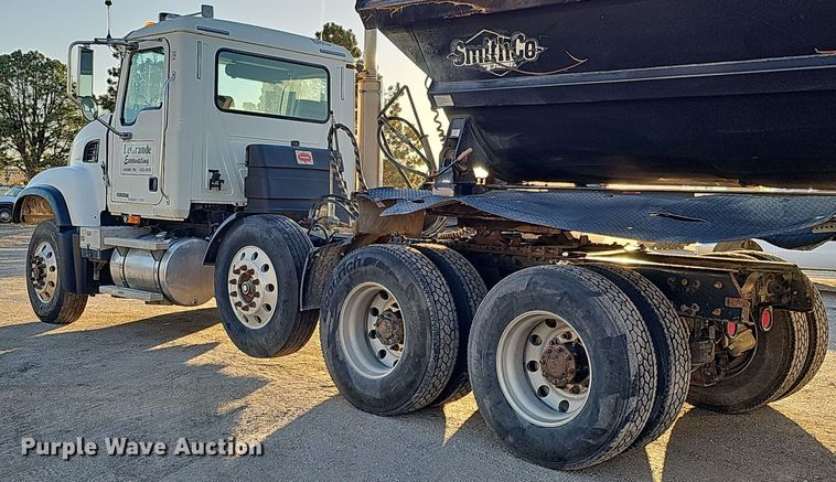 image for item IO9751 2007 Mack CV713 Granite  semi truck