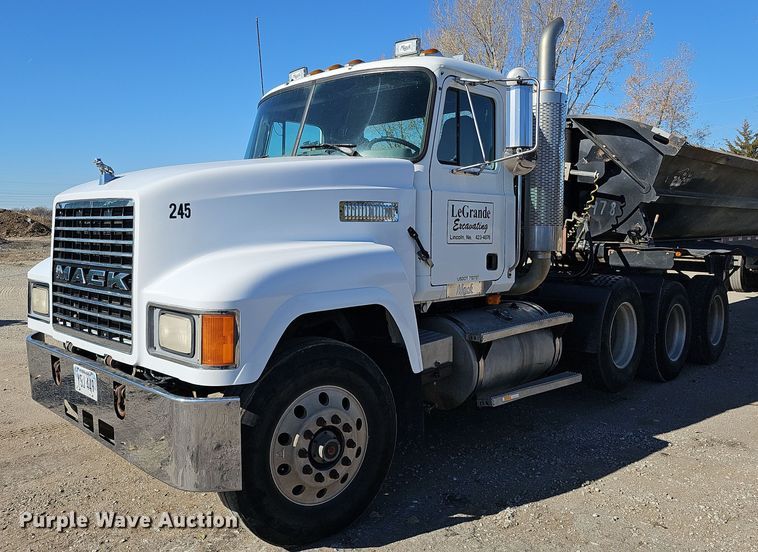 image for item IO9752 1996 Mack CH613 semi truck