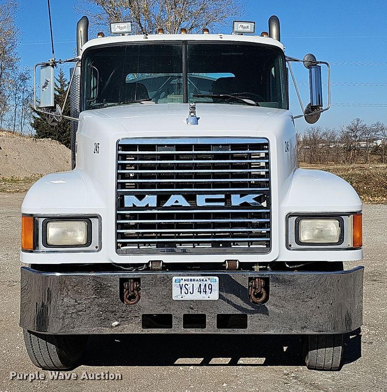 image for item IO9752 1996 Mack CH613 semi truck