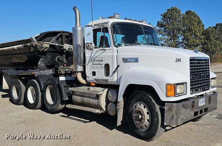 image for item IO9752 1996 Mack CH613 semi truck