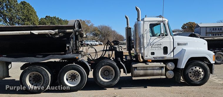 image for item IO9752 1996 Mack CH613 semi truck