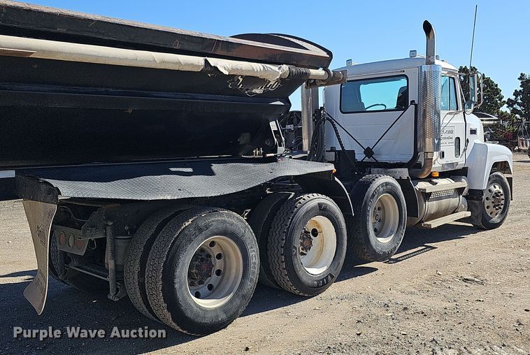 image for item IO9752 1996 Mack CH613 semi truck