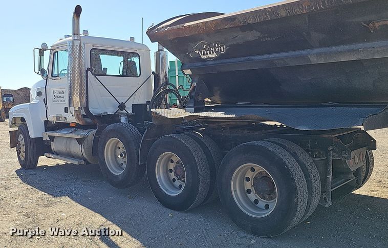 image for item IO9752 1996 Mack CH613 semi truck