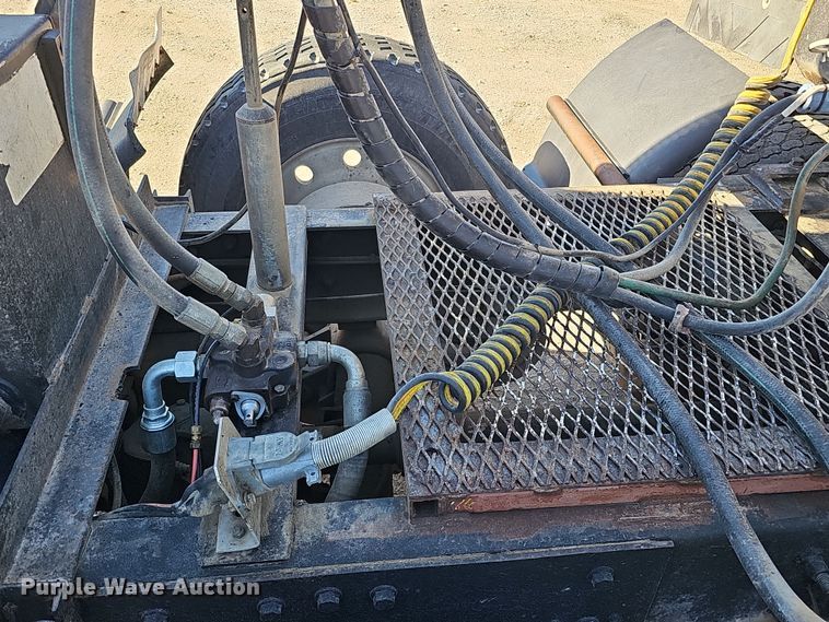 image for item IO9752 1996 Mack CH613 semi truck