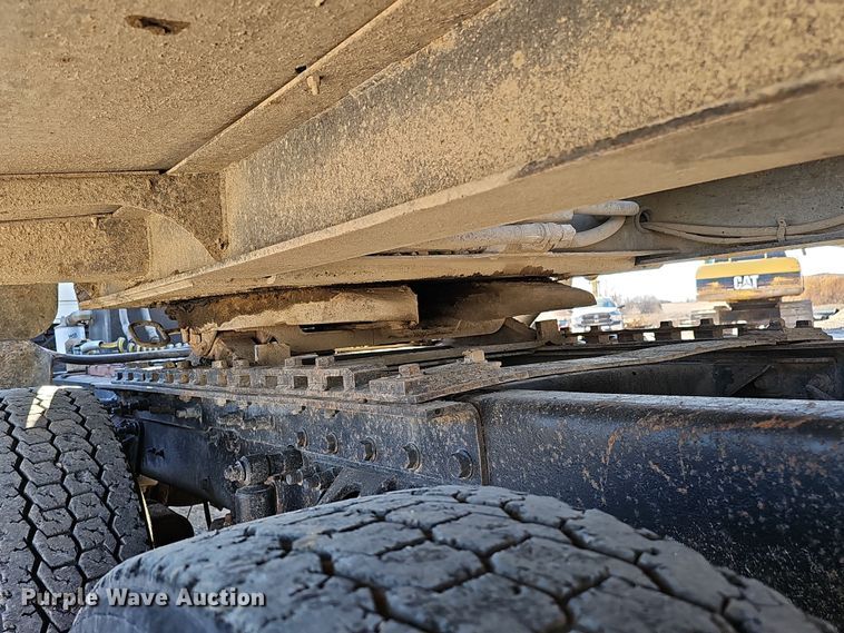 image for item IO9752 1996 Mack CH613 semi truck