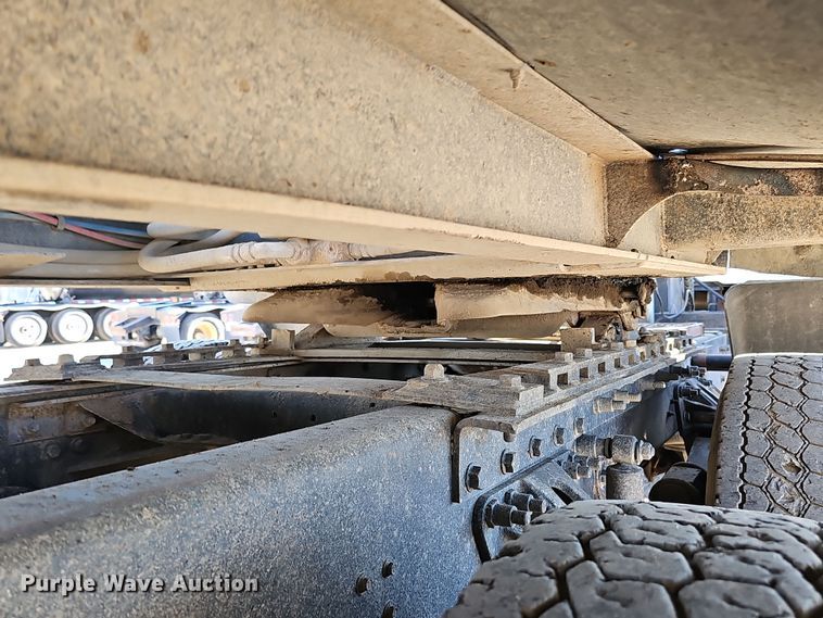 image for item IO9752 1996 Mack CH613 semi truck