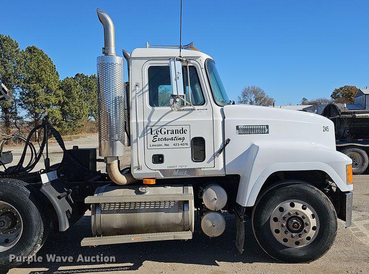 image for item IO9752 1996 Mack CH613 semi truck