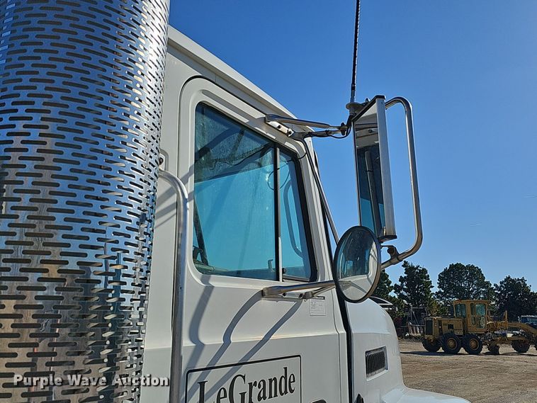 image for item IO9752 1996 Mack CH613 semi truck