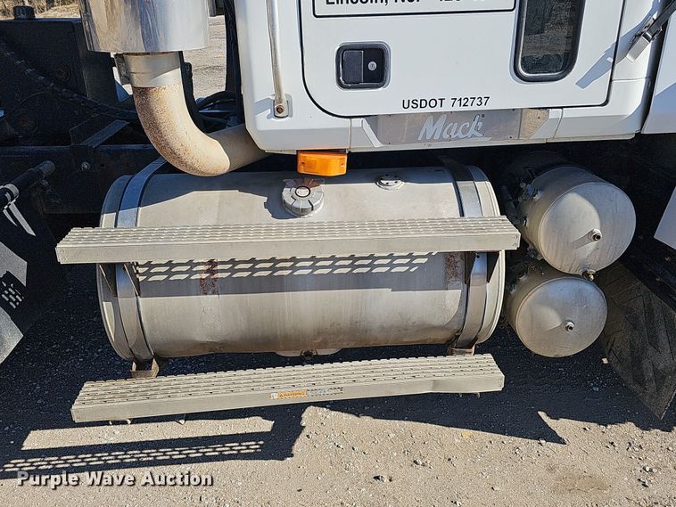 image for item IO9752 1996 Mack CH613 semi truck