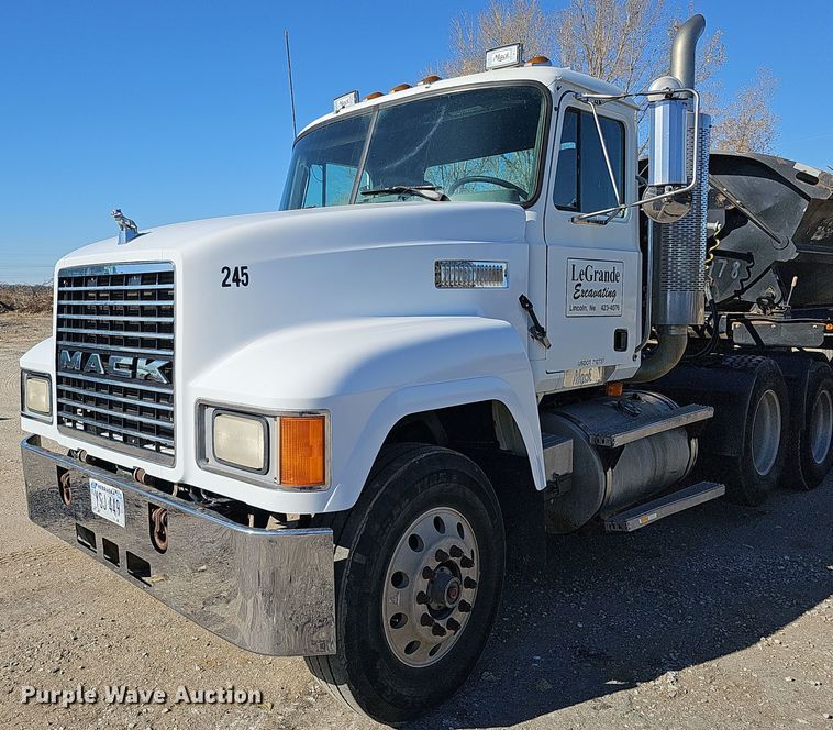 image for item IO9752 1996 Mack CH613 semi truck