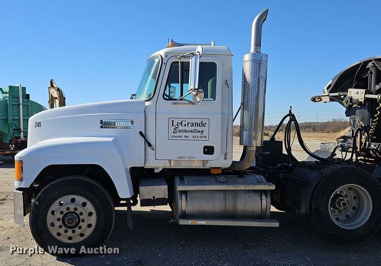 image for item IO9752 1996 Mack CH613 semi truck