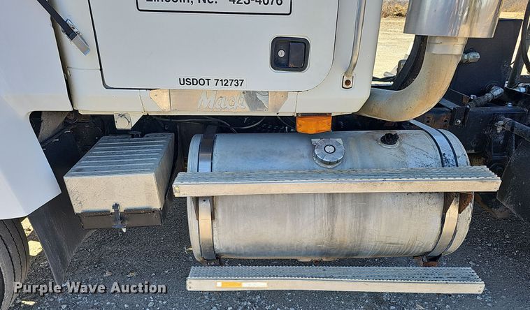 image for item IO9752 1996 Mack CH613 semi truck