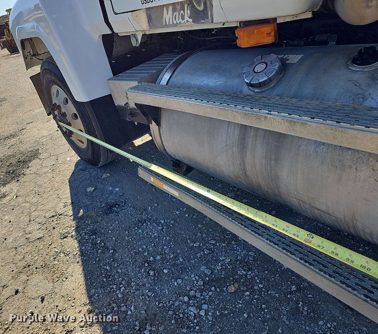 image for item IO9752 1996 Mack CH613 semi truck