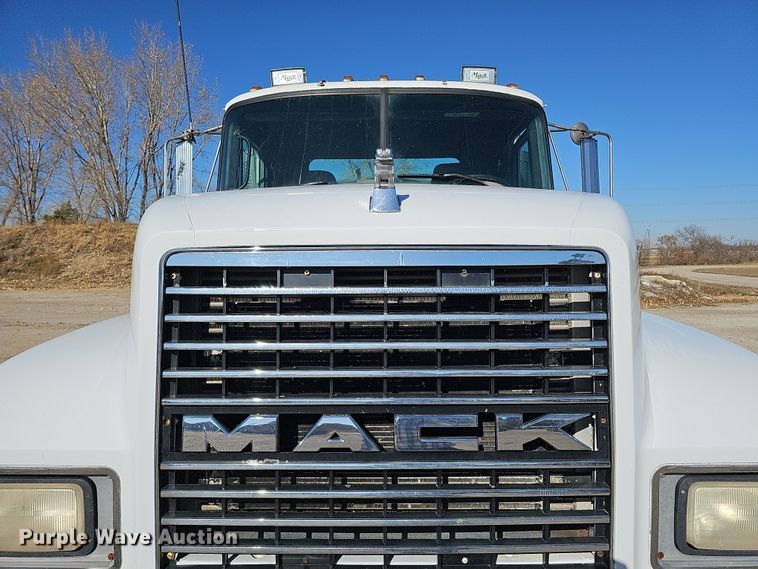 image for item IO9752 1996 Mack CH613 semi truck
