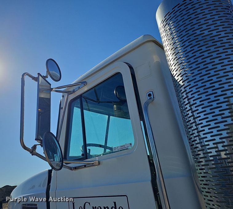 image for item IO9752 1996 Mack CH613 semi truck