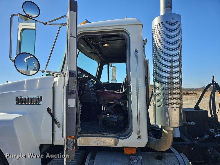 image for item IO9752 1996 Mack CH613 semi truck