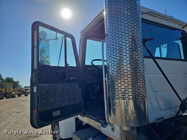 image for item IO9752 1996 Mack CH613 semi truck