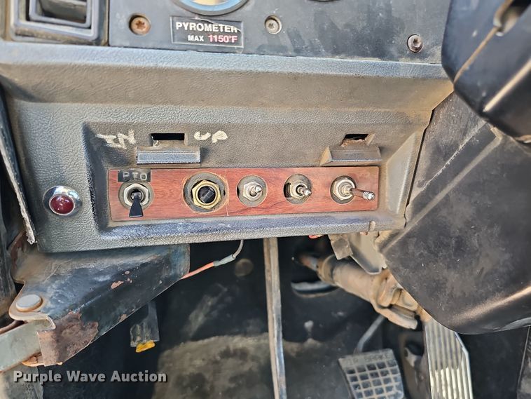 image for item IO9752 1996 Mack CH613 semi truck