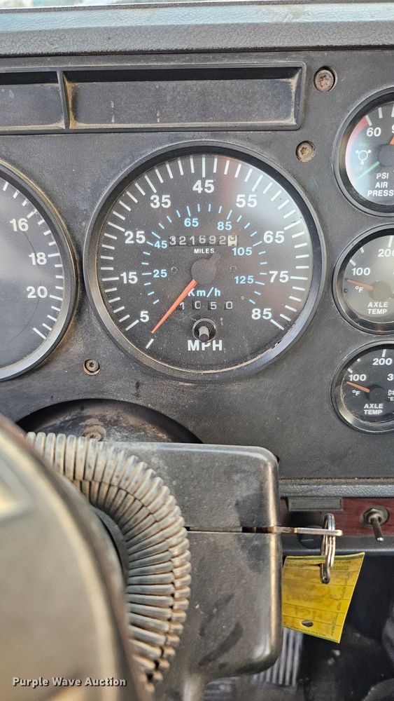 image for item IO9752 1996 Mack CH613 semi truck