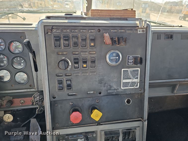 image for item IO9752 1996 Mack CH613 semi truck