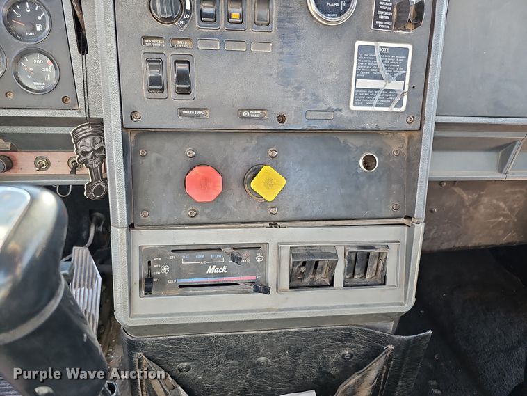 image for item IO9752 1996 Mack CH613 semi truck