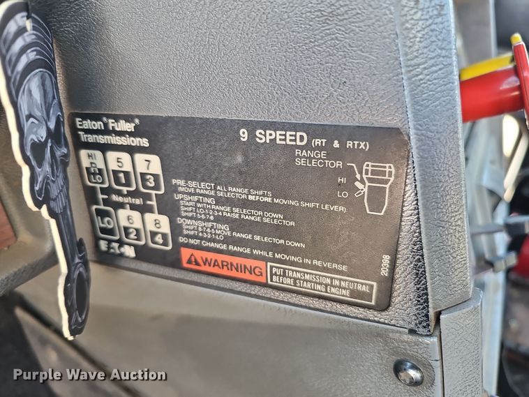 image for item IO9752 1996 Mack CH613 semi truck