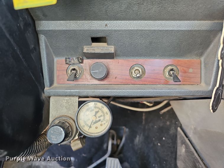 image for item IO9752 1996 Mack CH613 semi truck