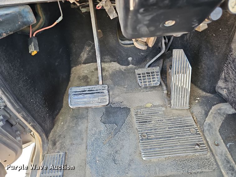 image for item IO9752 1996 Mack CH613 semi truck