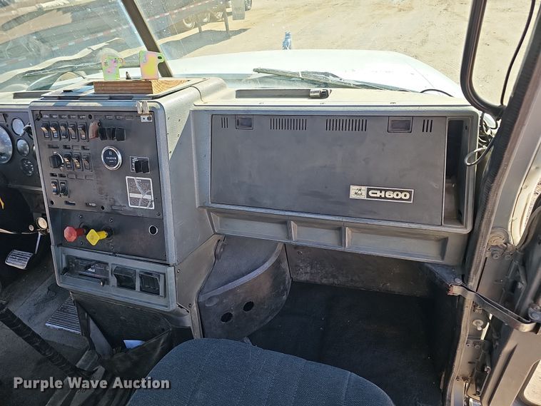image for item IO9752 1996 Mack CH613 semi truck