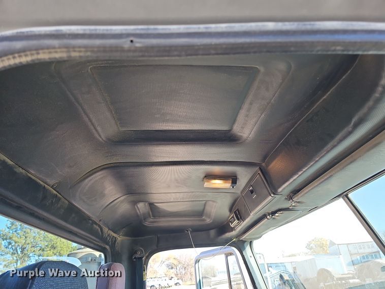 image for item IO9752 1996 Mack CH613 semi truck