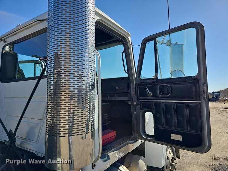 image for item IO9752 1996 Mack CH613 semi truck