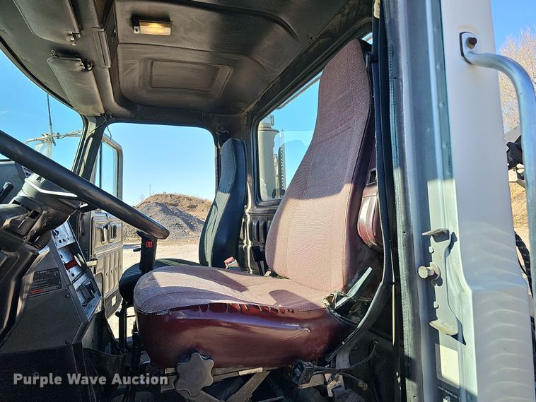 image for item IO9752 1996 Mack CH613 semi truck