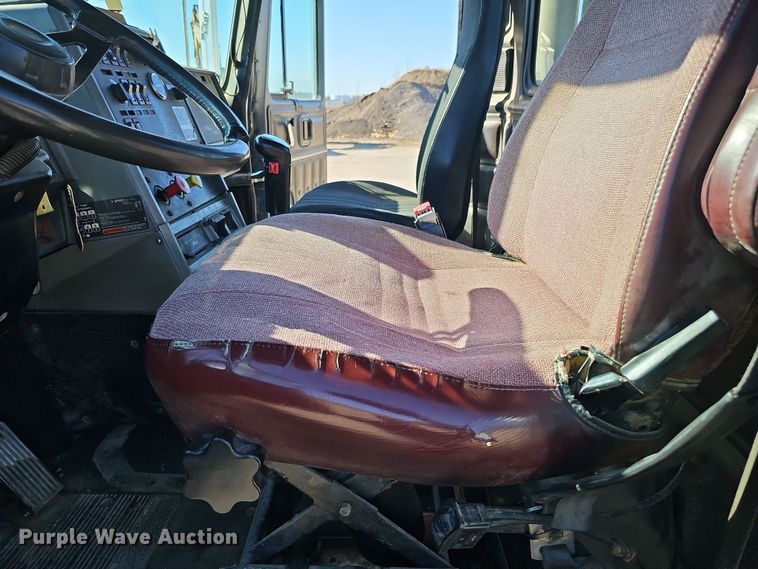 image for item IO9752 1996 Mack CH613 semi truck