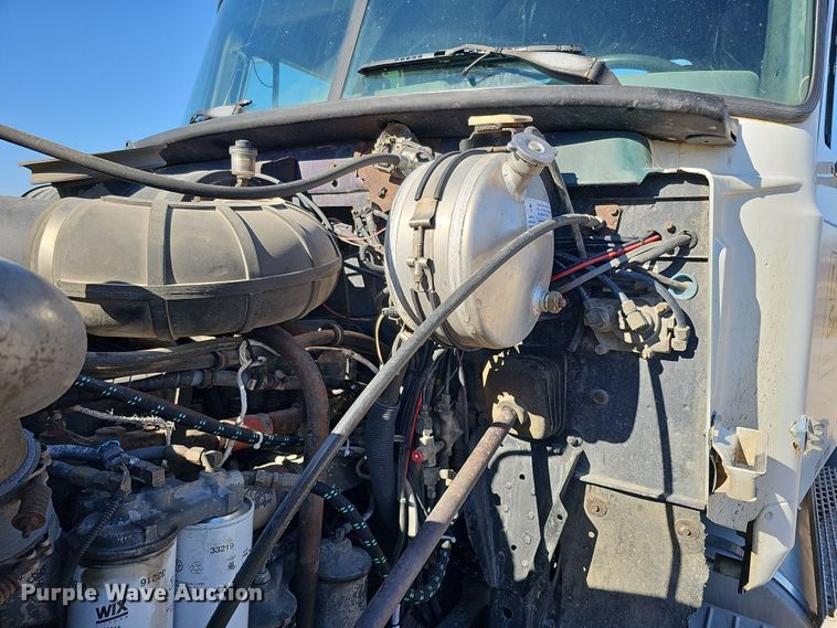 image for item IO9752 1996 Mack CH613 semi truck