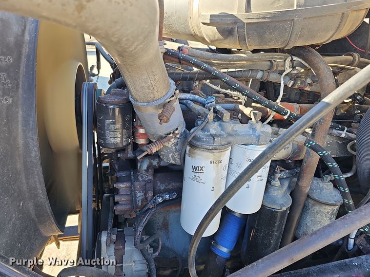 image for item IO9752 1996 Mack CH613 semi truck