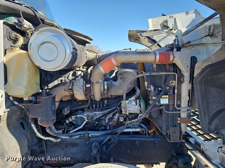 image for item IO9752 1996 Mack CH613 semi truck