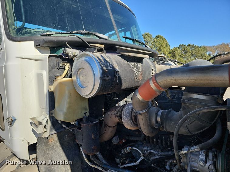 image for item IO9752 1996 Mack CH613 semi truck