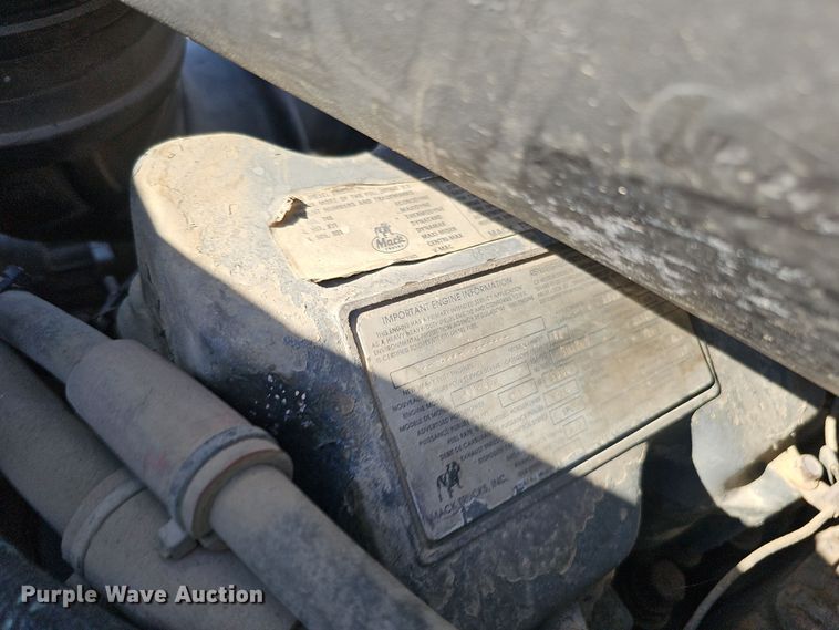 image for item IO9752 1996 Mack CH613 semi truck