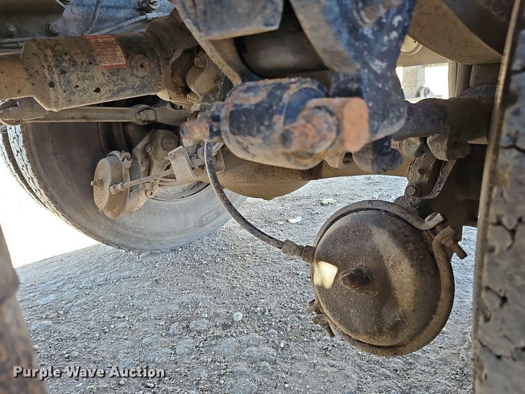 image for item IO9752 1996 Mack CH613 semi truck