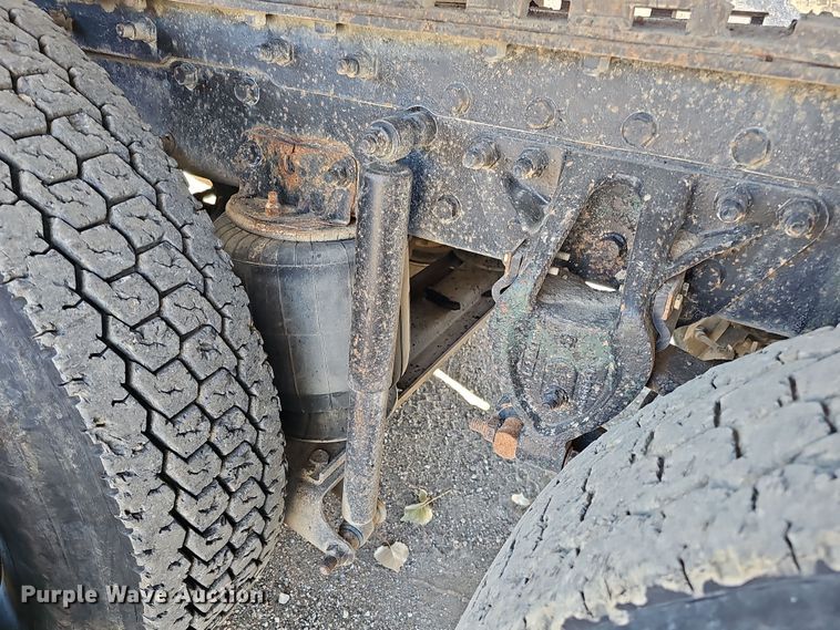 image for item IO9752 1996 Mack CH613 semi truck