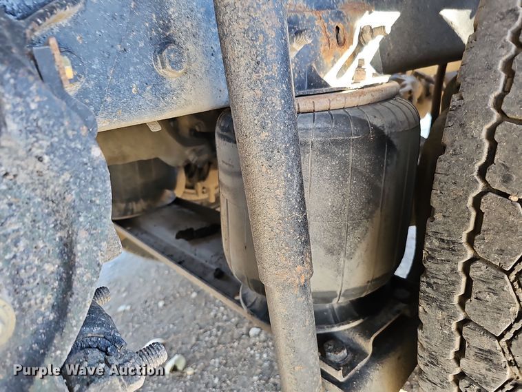 image for item IO9752 1996 Mack CH613 semi truck