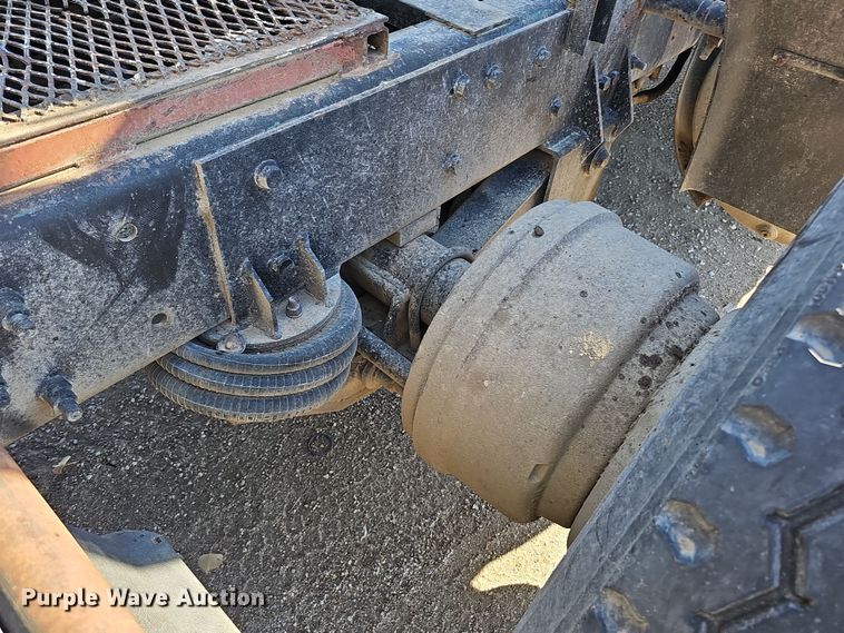 image for item IO9752 1996 Mack CH613 semi truck