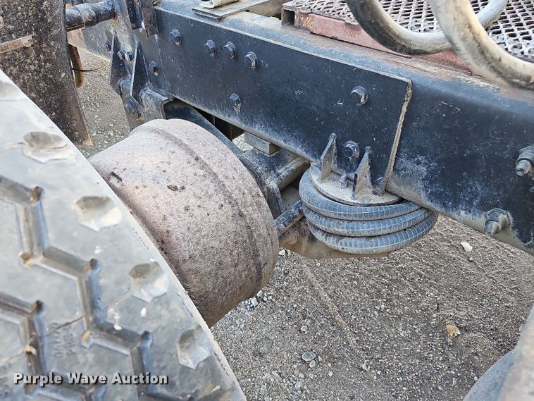 image for item IO9752 1996 Mack CH613 semi truck