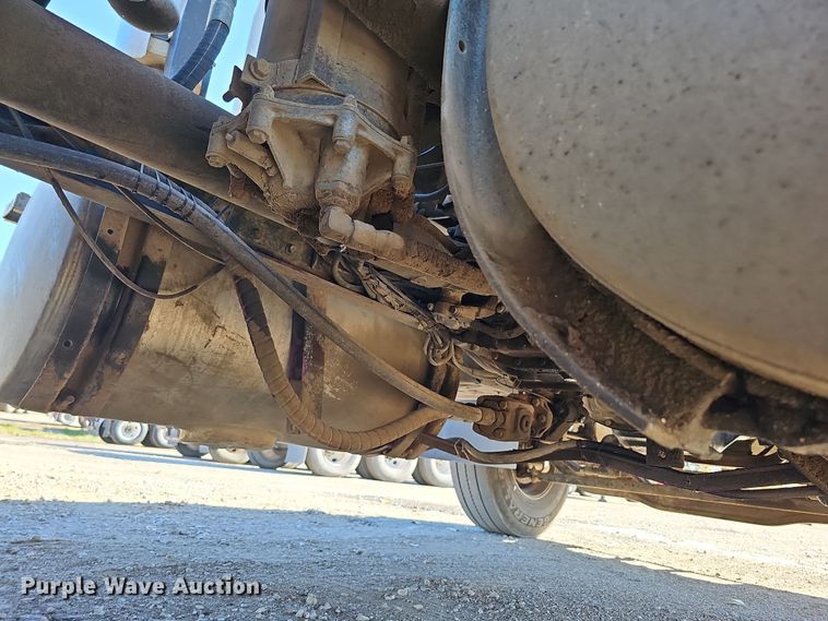 image for item IO9752 1996 Mack CH613 semi truck