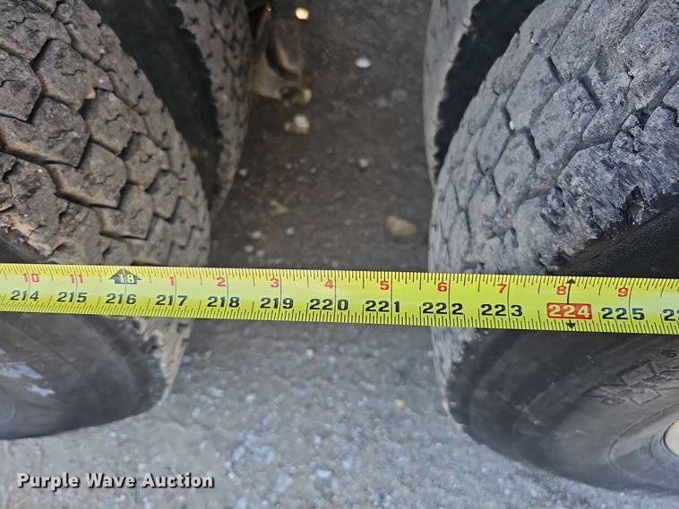 image for item IO9752 1996 Mack CH613 semi truck