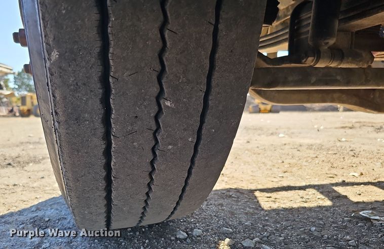 image for item IO9752 1996 Mack CH613 semi truck