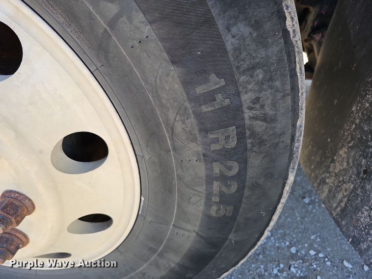 image for item IO9752 1996 Mack CH613 semi truck