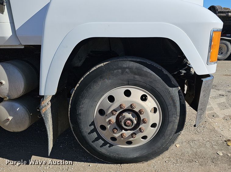 image for item IO9752 1996 Mack CH613 semi truck